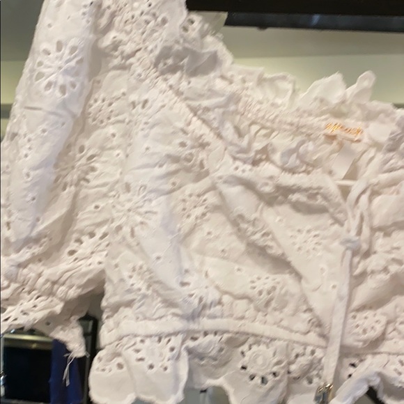 Super cute off the shoulder crop top! - Picture 3 of 4